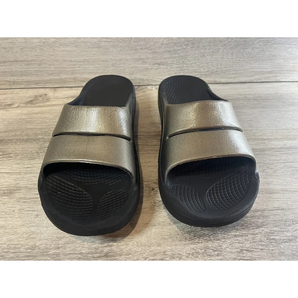 OOFOS Women’s Metallic Pewter Slide Sandals - Black Footbed